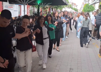 Ούτε η βροχή δε σταμάτησε το χορό στο “Κρητικό Παρεάκι” από τον Σύλλογο Κρητών Πτολεμαΐδας την Κυριακή 11/5 (Βίντεο)