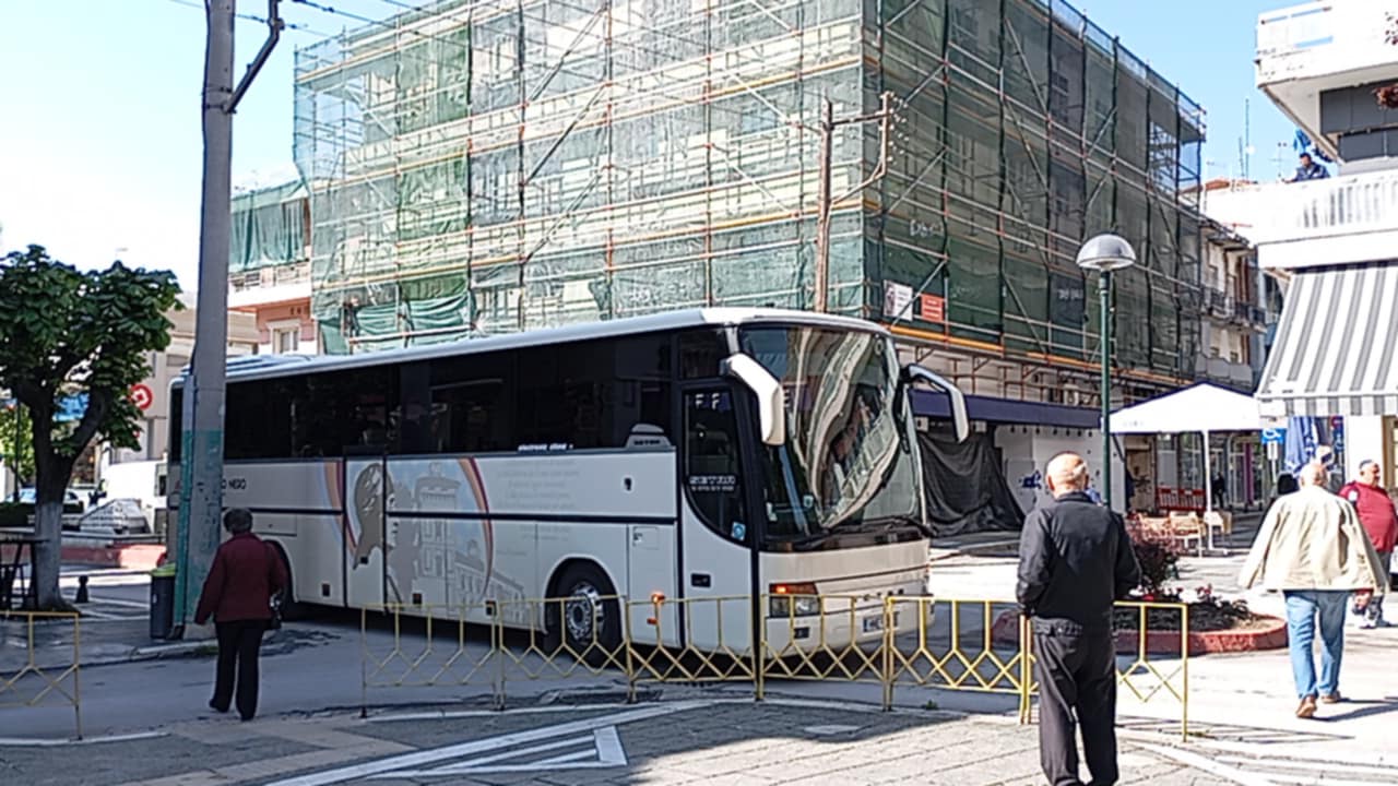 Πτολεμαΐδα: Στο ίδιο έργο θεατές – Λεωφορείο κάνει όπισθεν στην οδό “25ης Μαρτίου” πριν τα “φιδάκια”