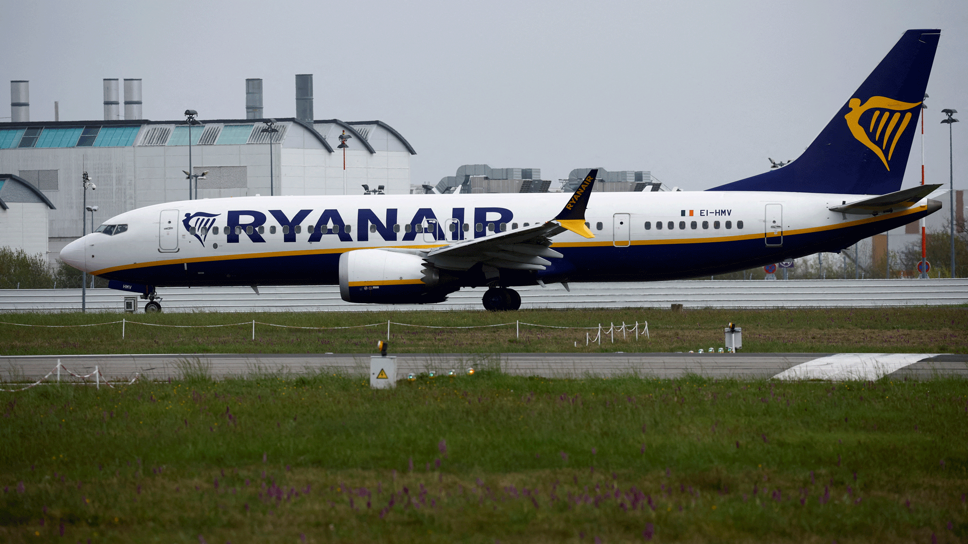 Η Ryanair αυξάνει τις τιμές των εισιτηρίων