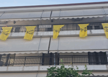 Με σημαίες του Πόντου γέμισε το μπαλκόνι του ο Πτολεμαϊδιώτης Γιώτης Εξακουστίδης σήμερα Ημέρα Μνήμης της Γενοκτονίας