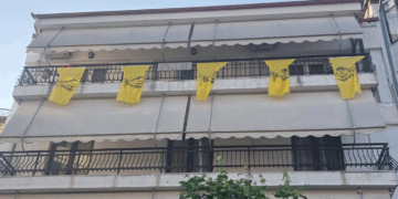 Με σημαίες του Πόντου γέμισε το μπαλκόνι του ο Πτολεμαϊδιώτης Γιώτης Εξακουστίδης σήμερα Ημέρα Μνήμης της Γενοκτονίας