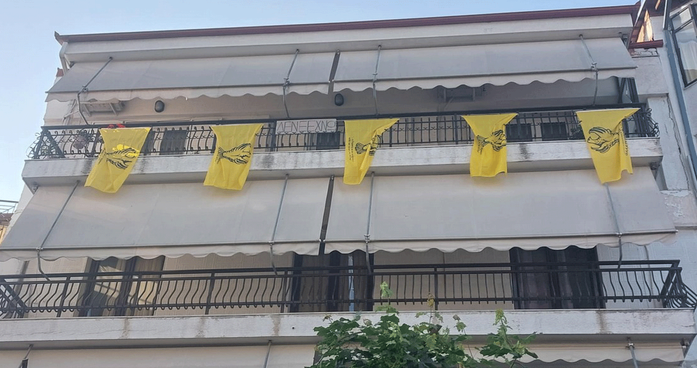 Με σημαίες του Πόντου γέμισε το μπαλκόνι του ο Πτολεμαϊδιώτης Γιώτης Εξακουστίδης σήμερα Ημέρα Μνήμης της Γενοκτονίας