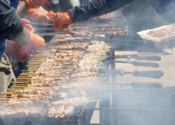 Καμία νέα νομοθετική ρύθμιση που να απαγορεύει τις ψησταριές στα πανηγύρια, σύμφωνα με κυβερνητικές πηγές