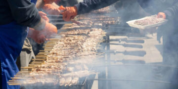 Καμία νέα νομοθετική ρύθμιση που να απαγορεύει τις ψησταριές στα πανηγύρια, σύμφωνα με κυβερνητικές πηγές