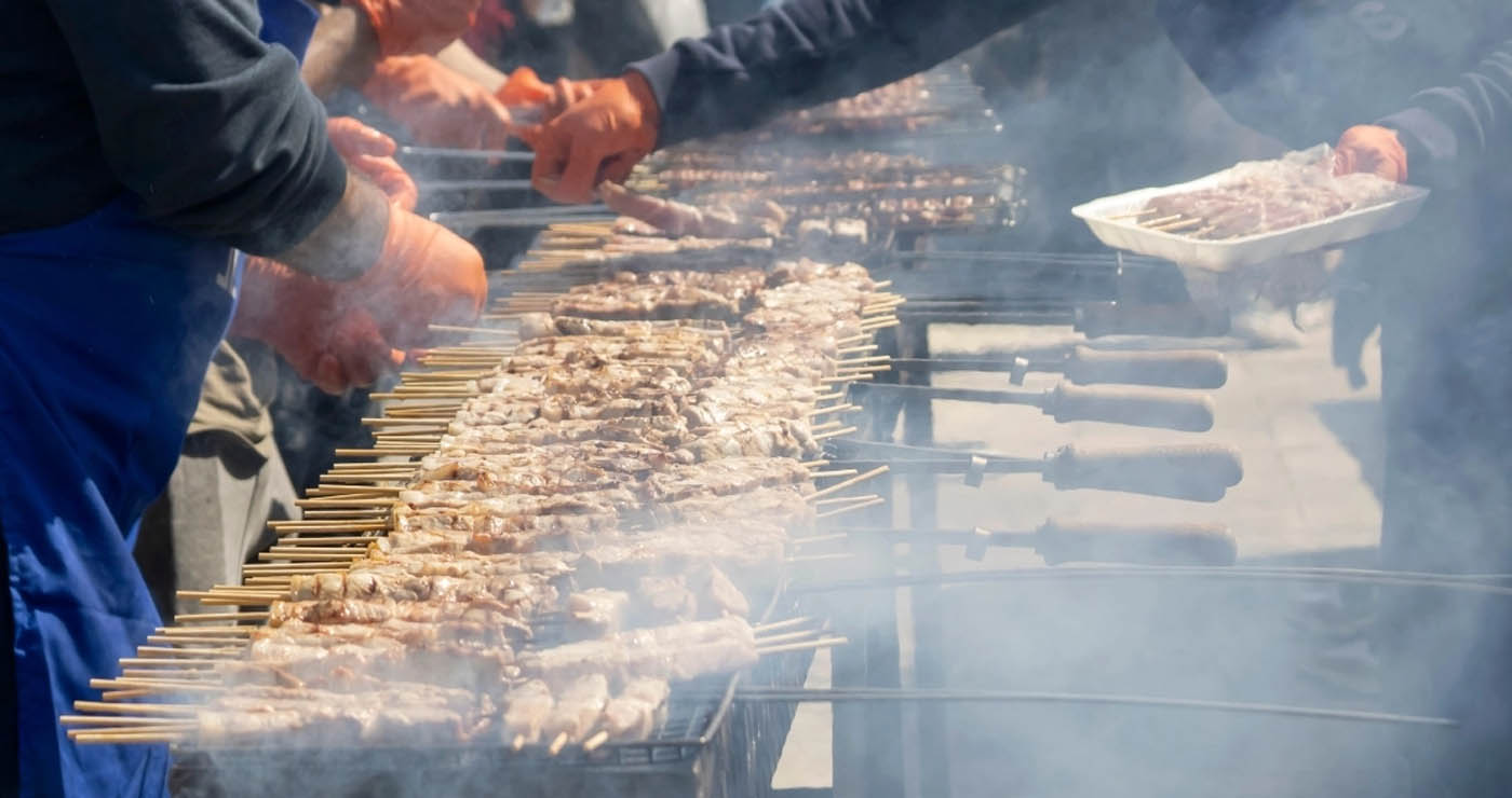 Καμία νέα νομοθετική ρύθμιση που να απαγορεύει τις ψησταριές στα πανηγύρια, σύμφωνα με κυβερνητικές πηγές