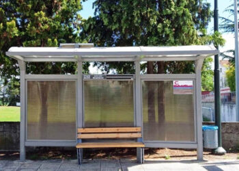 Εγκατέστησαν έξυπνα στέγαστρα Δημοτικής συγκοινωνίας στον Δήμο Βοΐου