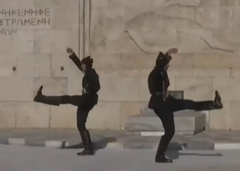 Αλλαγή φρουράς με ποντιακές στολές έγινε στο Σύνταγμα – Πλήθος κόσμου (Δείτε βίντεο)