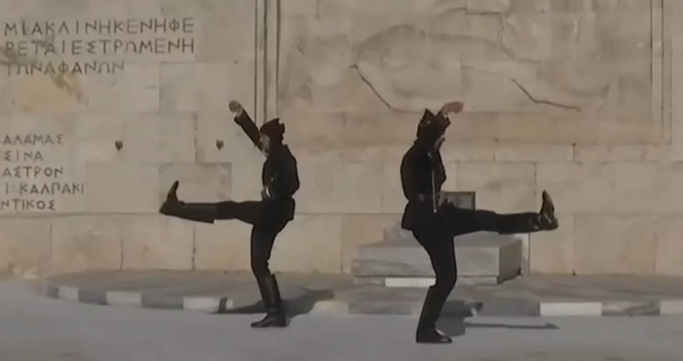Αλλαγή φρουράς με ποντιακές στολές έγινε στο Σύνταγμα – Πλήθος κόσμου (Δείτε βίντεο)