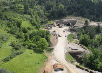 Εντυπωσιακό βίντεο: Δείτε πώς προχωράει το μεγάλο τούνελ της Κλεισούρας – Στο 40% η πρόοδος