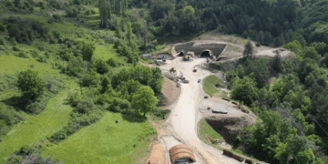 Εντυπωσιακό βίντεο: Δείτε πώς προχωράει το μεγάλο τούνελ της Κλεισούρας – Στο 40% η πρόοδος