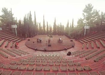 Συντηρείται το Υπαίθριο Δημοτικό Θέατρο Κοζάνης – Εκτεταμένες φθορές στη σκηνή και όχι μόνο