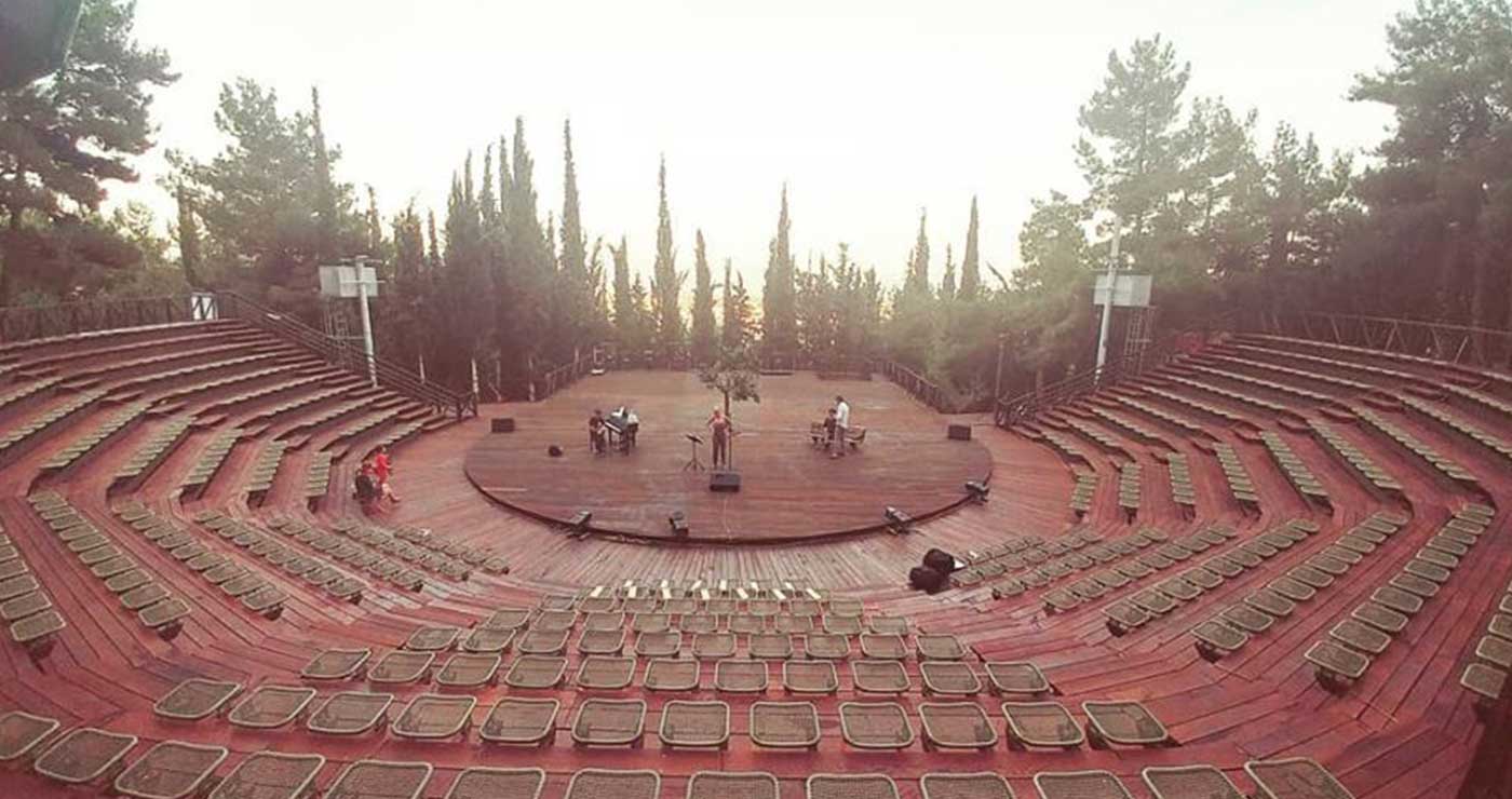 Συντηρείται το Υπαίθριο Δημοτικό Θέατρο Κοζάνης – Εκτεταμένες φθορές στη σκηνή και όχι μόνο