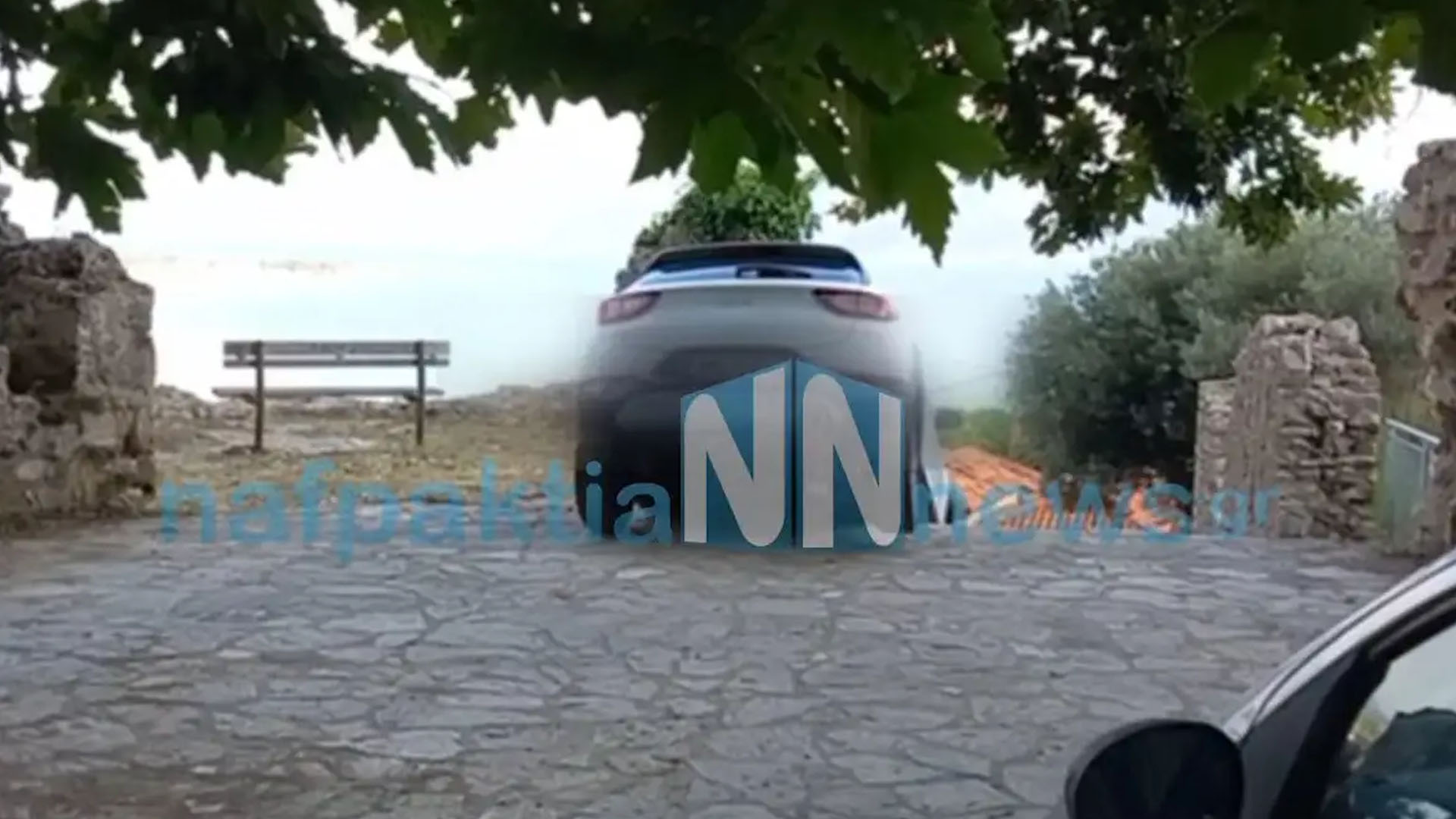 Απίστευτο περιστατικό στη Ναύπακτο: GPS έστειλε οδηγό σε σκάλες και τις κατέβηκε με το αυτοκίνητο