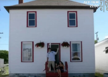 Ασύλληπτη ιστορία: Μετέτρεψε έναν κόκκινο συνδετήρα σε… διώροφη κατοικία!