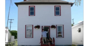 Ασύλληπτη ιστορία: Μετέτρεψε έναν κόκκινο συνδετήρα σε… διώροφη κατοικία!