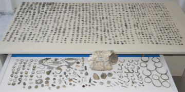 Πάνω από 1000 νομίσματα, κοσμήματα και άλλα αρχαιολογικά ευρήματα βρέθηκαν κρυμμένα στα Γρεβενά – Συνελήφθησαν οι 2 αρχαιοκάπηλοι (Φωτογραφίες)