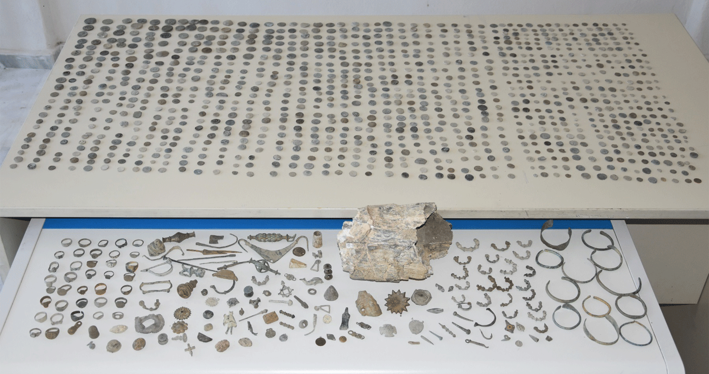 Πάνω από 1000 νομίσματα, κοσμήματα και άλλα αρχαιολογικά ευρήματα βρέθηκαν κρυμμένα στα Γρεβενά – Συνελήφθησαν οι 2 αρχαιοκάπηλοι (Φωτογραφίες)