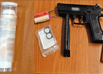 Όπλο, βεγγαλικά και ναρκωτικά βρέθηκαν στο αυτοκίνητο του 31χρονου που συνελήφθη στη Φλώρινα