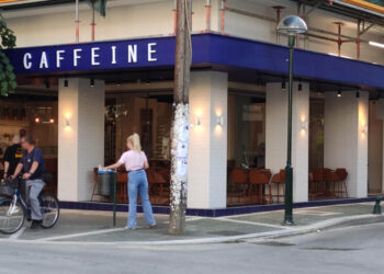 Ανοίγει το κατάστημα της αλυσίδας “Caffeine” στην Πτολεμαΐδα – Μεταμορφώθηκε το πρώην ΕΦΚΑ (Φωτογραφία)