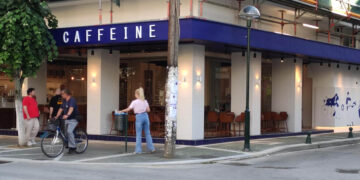 Ανοίγει το κατάστημα της αλυσίδας “Caffeine” στην Πτολεμαΐδα – Μεταμορφώθηκε το πρώην ΕΦΚΑ (Φωτογραφία)