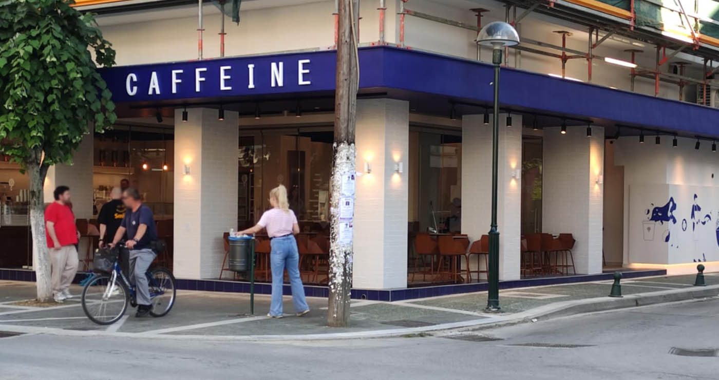 Ανοίγει το κατάστημα της αλυσίδας “Caffeine” στην Πτολεμαΐδα – Μεταμορφώθηκε το πρώην ΕΦΚΑ (Φωτογραφία)