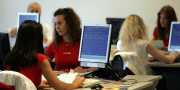 Δημόσιο: Αυξήσεις για χιλιάδες υπαλλήλους με προσωπική διαφορά: Ποιοι κερδίζουν και πόσα (παραδείγματα)