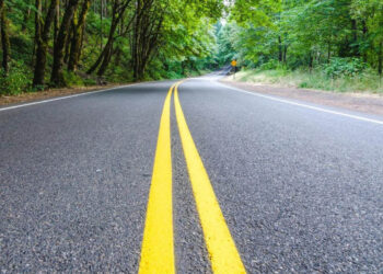 Λευκές, κίτρινες ή μπλε γραμμές στον δρόμο -Τι σημαίνουν τα χρώματα της διαγράμμισης στην άσφαλτο