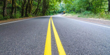 Λευκές, κίτρινες ή μπλε γραμμές στον δρόμο -Τι σημαίνουν τα χρώματα της διαγράμμισης στην άσφαλτο