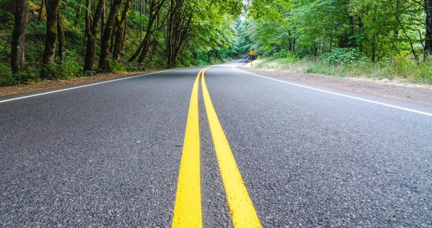 Λευκές, κίτρινες ή μπλε γραμμές στον δρόμο -Τι σημαίνουν τα χρώματα της διαγράμμισης στην άσφαλτο