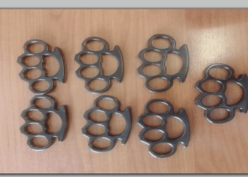 47χρονος αλλοδαπός πουλούσε σιδερογροθιές στη Φλώρινα και συνελήφθη