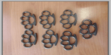 47χρονος αλλοδαπός πουλούσε σιδερογροθιές στη Φλώρινα και συνελήφθη