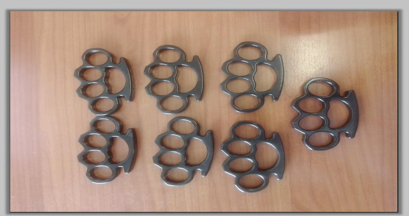 47χρονος αλλοδαπός πουλούσε σιδερογροθιές στη Φλώρινα και συνελήφθη