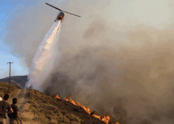 Σε πύρινο κλοιό η Χίος – Μάχη με τις φλόγες σε τρία μέτωπα, ξεκίνησαν ρίψεις τα εναέρια μέσα