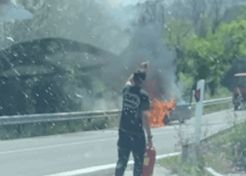 Συμβαίνει τώρα: Ι.Χ. αυτοκίνητο πήρε φωτιά έξω από τα Πετρανά Κοζάνης