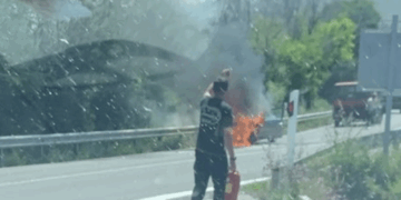 Συμβαίνει τώρα: Ι.Χ. αυτοκίνητο πήρε φωτιά έξω από τα Πετρανά Κοζάνης