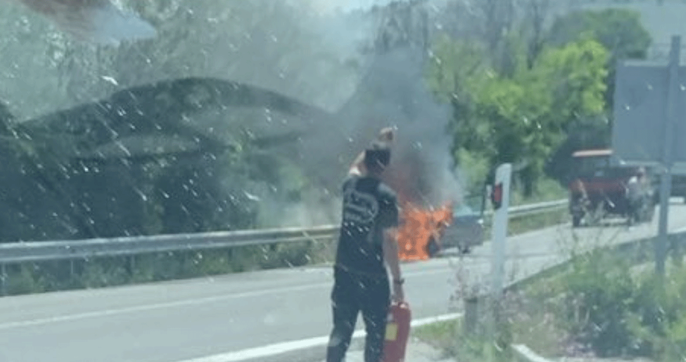 Συμβαίνει τώρα: Ι.Χ. αυτοκίνητο πήρε φωτιά έξω από τα Πετρανά Κοζάνης