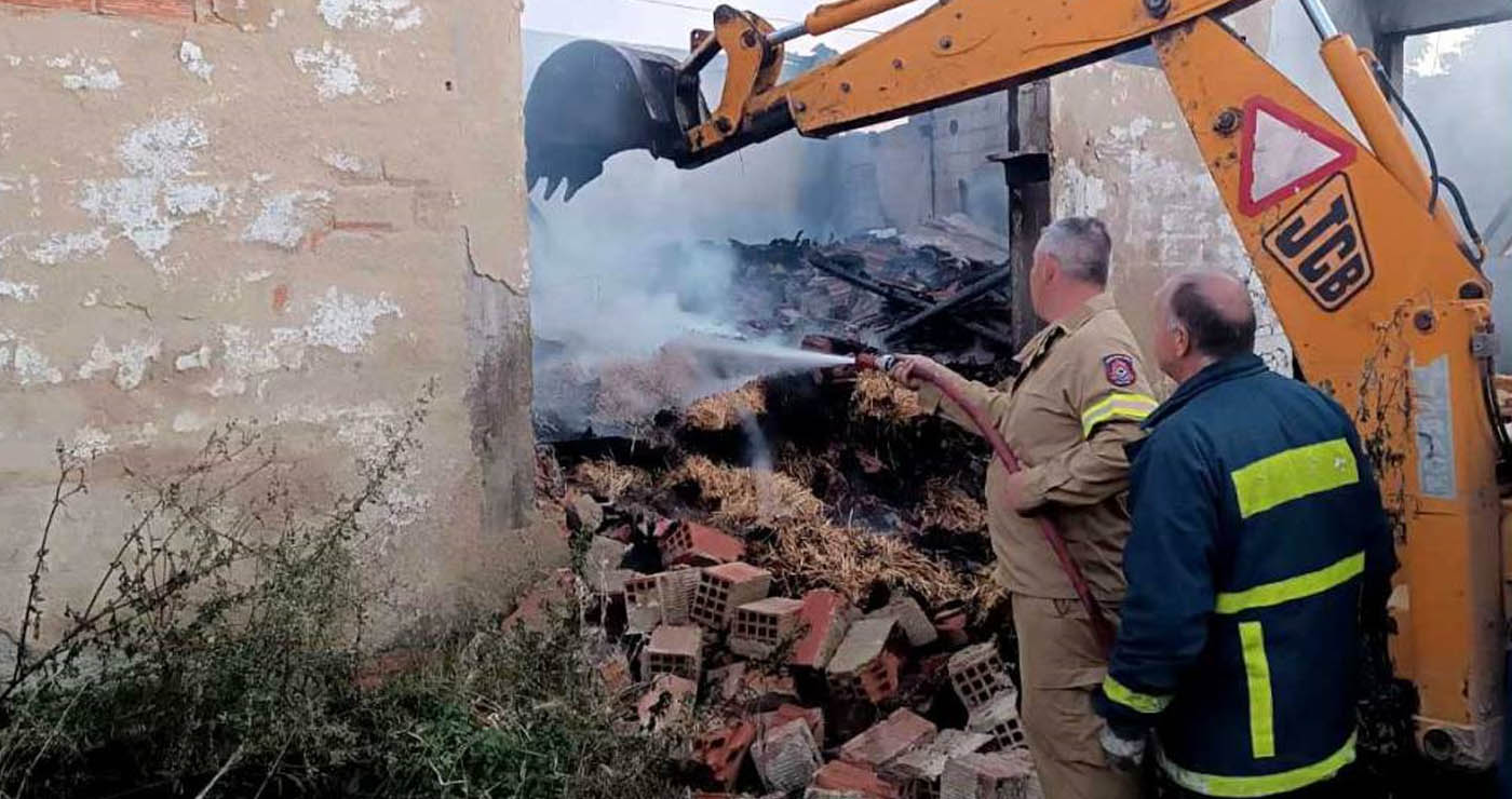 Φλώρινα: Κατάσβεση φωτιάς σε κτηνοτροφική μονάδα στον Μεσόκαμπο (Φωτογραφίες)