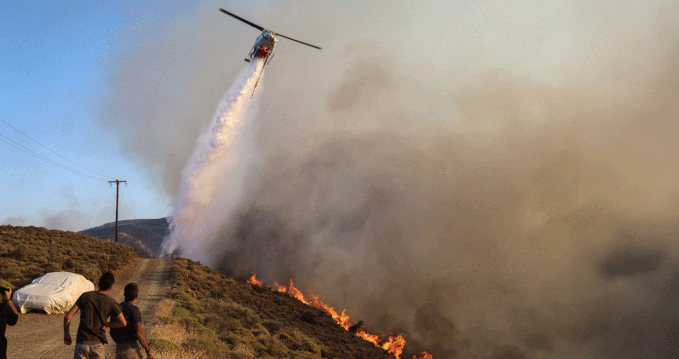Σε πύρινο κλοιό η Χίος – Μάχη με τις φλόγες σε τρία μέτωπα, ξεκίνησαν ρίψεις τα εναέρια μέσα