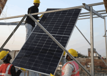 «Πράσινο φως» για φωτοβολταϊκά σε πολυκατοικίες – Τι προβλέπει το νομοσχέδιο