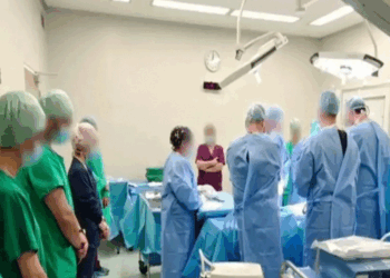 Συγκλονιστική φωτογραφία: Οι γιατροί τιμούν τον 14χρονο Σπύρο πριν προχωρήσουν στη λήψη των οργάνων του