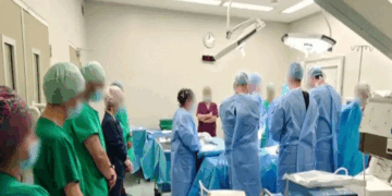 Συγκλονιστική φωτογραφία: Οι γιατροί τιμούν τον 14χρονο Σπύρο πριν προχωρήσουν στη λήψη των οργάνων του