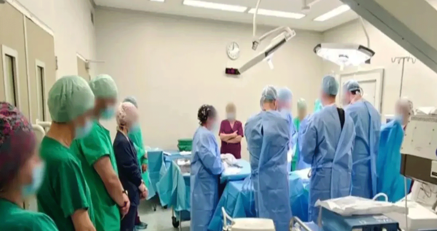 Συγκλονιστική φωτογραφία: Οι γιατροί τιμούν τον 14χρονο Σπύρο πριν προχωρήσουν στη λήψη των οργάνων του