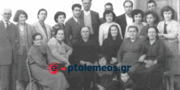 Φιλική γειτονική παρέα Μικρασιατών στο ταβερνάκι του Φραγκούδη, άνω Πτολεμαΐδα – Από το στήλη του Γ. Καζαντζή στον ΠΑΛΜΟ