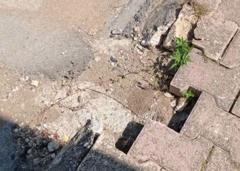 Πτολεμαΐδα: Διαμαρτυρία πολίτη για κατάσταση πεζοδρομίου