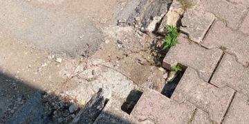 Πτολεμαΐδα: Διαμαρτυρία πολίτη για κατάσταση πεζοδρομίου