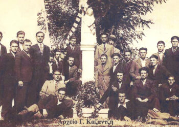 Φιλική προσφυγική παρέα στο Μνημείο πεσόντων μαχητών του Ναλμπάν Κιοϊ, το 1929 – Από τη στήλη του Γ. Καζαντζή στον ΠΑΛΜΟ