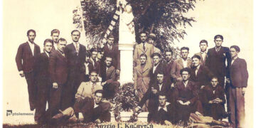Φιλική προσφυγική παρέα στο Μνημείο πεσόντων μαχητών του Ναλμπάν Κιοϊ, το 1929 – Από τη στήλη του Γ. Καζαντζή στον ΠΑΛΜΟ