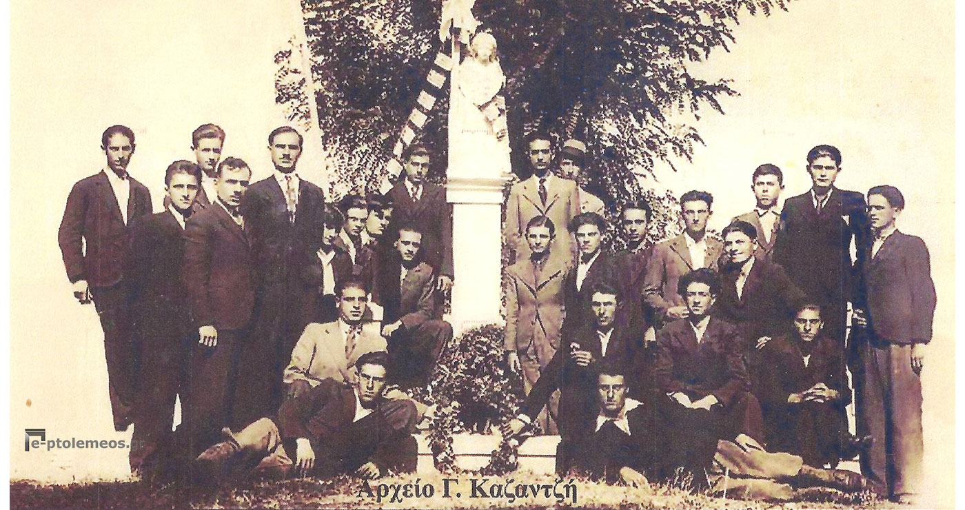 Φιλική προσφυγική παρέα στο Μνημείο πεσόντων μαχητών του Ναλμπάν Κιοϊ, το 1929 – Από τη στήλη του Γ. Καζαντζή στον ΠΑΛΜΟ