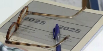 Πανελλήνιες 2025: Μαθητής παραπλανήθηκε από λάθος ώρα που έδειχνε το ρολόι της αίθουσας (Βίντεο)