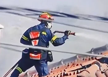 Συγκλονιστικό βίντεο: Η στιγμή που πυροσβέστης ανεβαίνει σε σκεπή φλεγόμενου σπιτιού στην Παλαιά Φώκαια